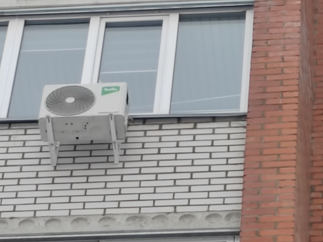 монтаж кондиционера на балконе в Искитиме