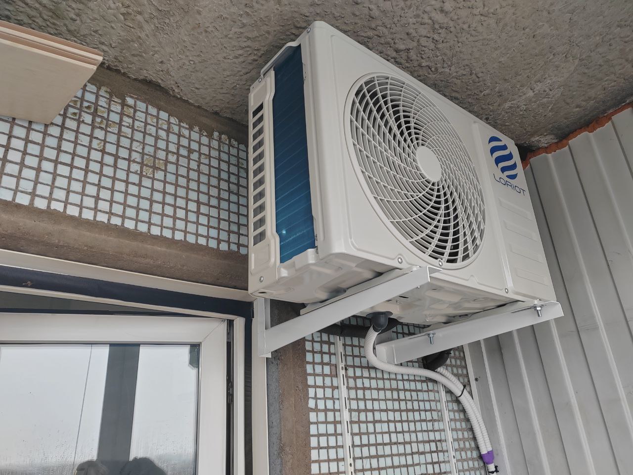 Установка кондиционера на балконе Бердск