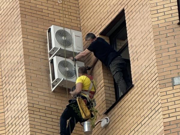 Установка кондиционера в квартире с альпинистом