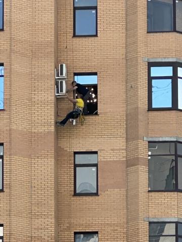 Монтаж кондиционеров на высоте: альпинисты и спецтехника в Новосибирске