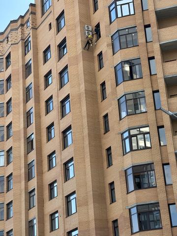 Монтаж кондиционеров на высоте: альпинисты и спецтехника в Новосибирске