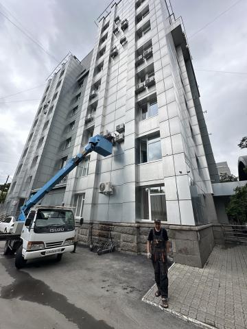 Монтаж кондиционеров на высоте: альпинисты и спецтехника в Новосибирске