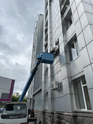 Монтаж кондиционеров на высоте: альпинисты и спецтехника в Новосибирске