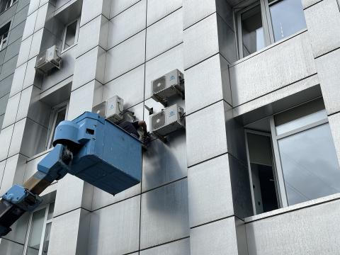 Монтаж кондиционеров на высоте: альпинисты и спецтехника в Новосибирске