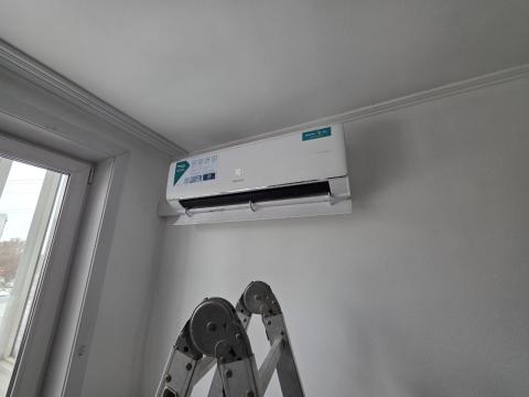 Установка инверторного кондиционера Hisense с приточной вентиляцией в Новосибирске